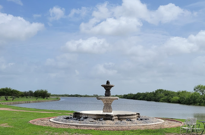 Green Lago Bello entrance fountain and landscaping maintained by the homeowners association.